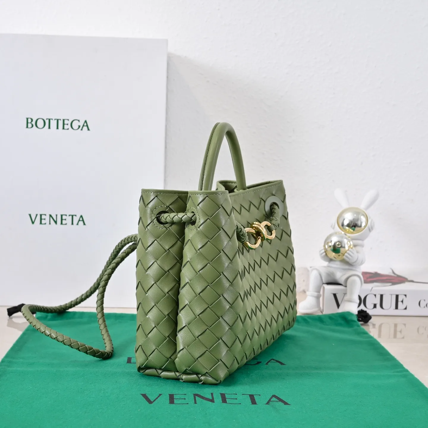 Batch 1860 B's 2023 spring and summer new style continues the brand's woven pattern style with detailed metal knot switch buckles. This time, the shoulder straps are also made into tube weaves, showing different craftsmanship. The carrying method is versatile to create more different styles. Intrecciato woven leather small handbag, equipped with sliding crossbody strap. Internal compartments, including 1 zipper pocket and 2 open pockets. Magnetic buckle closure. Size: 25*20*10cm Model: 7463#